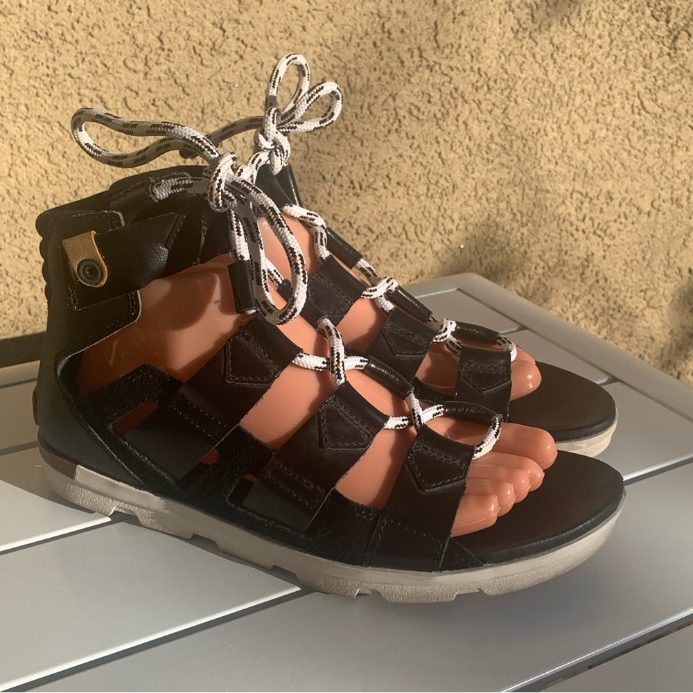 Sorel gladiator shoelaces black patent leather and suede sandals size 10
